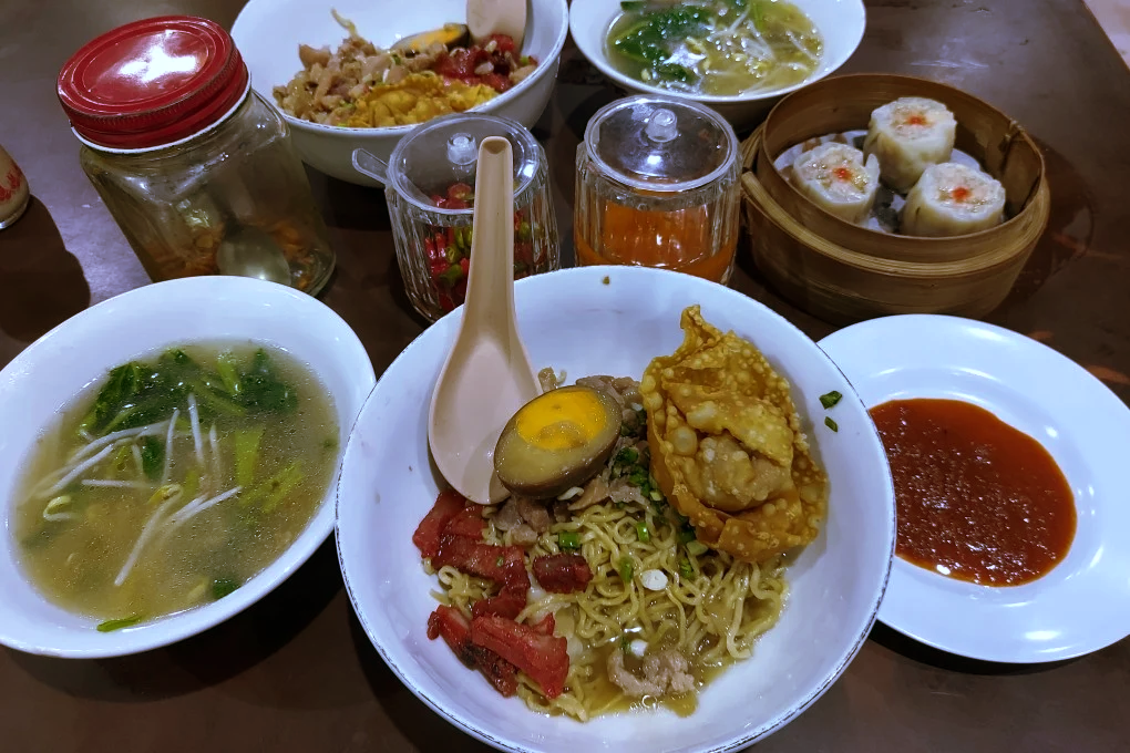 Kuliner tempat Medan, kota Indonesia yang terkenal pedas, mulai dari lontong pedas hingga biryani dan mie buatan tangan