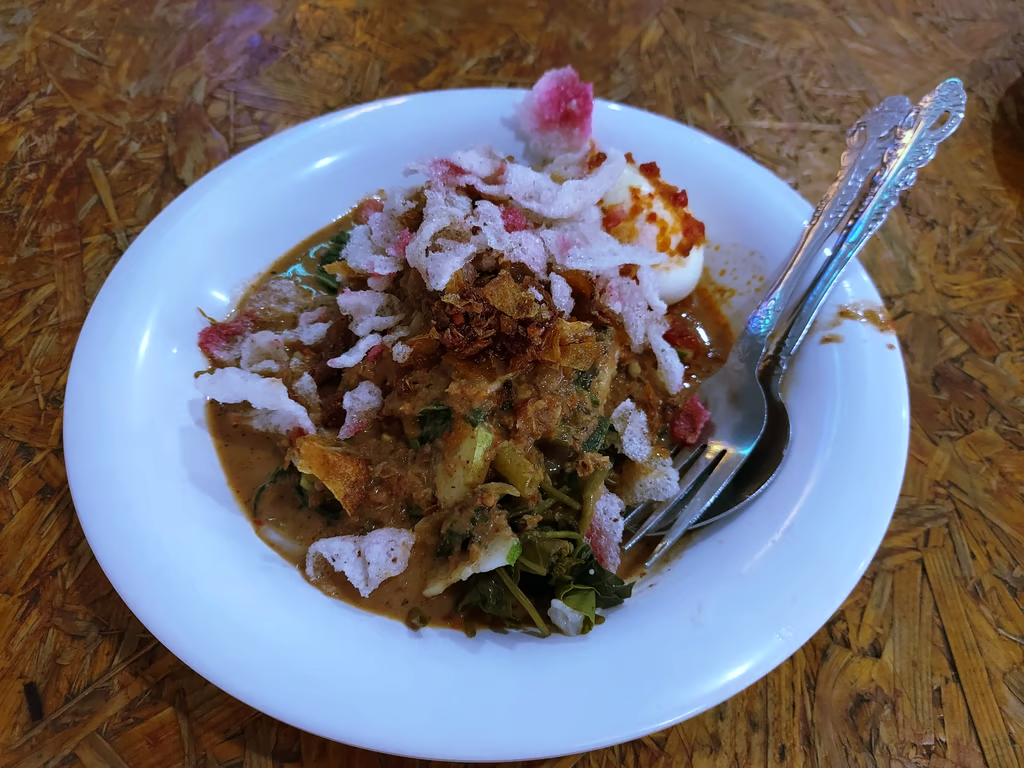 lontong dimakan